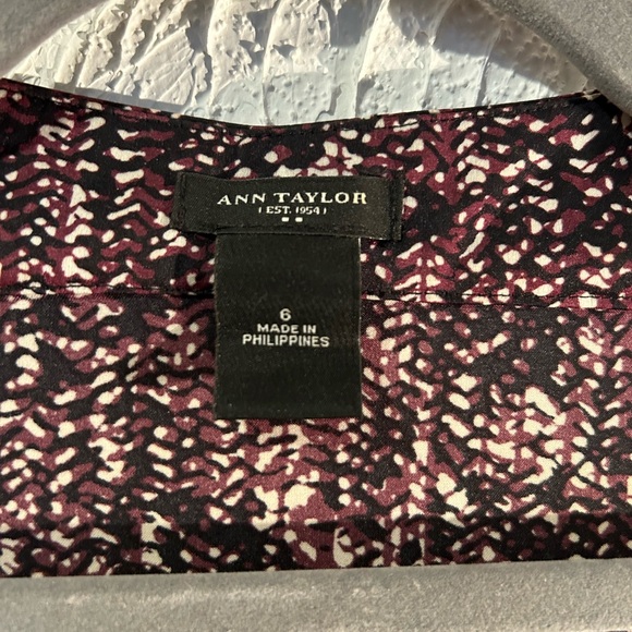 Ann Taylor Purple & Black Top with Vertical Ruching and Cap Sleeves Size 6 - Picture 3 of 4